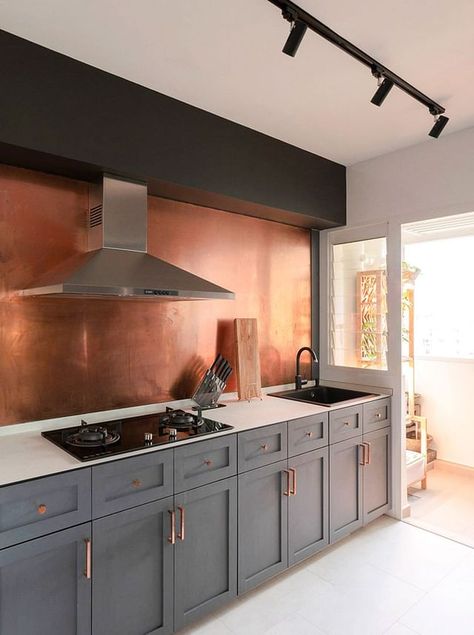 Get inspired with our COPPER KITCHEN BACKSPLASH IDEAS. These images showcase the very best ideas helping your creative juices flow...Read more #copperkitchenbacksplashideas #coppersplashbackkitchenbacksplashideas #coppertileskitchenbacksplashideas #kitchenbacksplashideaswithcopper #copperkitchentilebacksplashideas #copperkitchenaccentsbacksplashideas #copperbacksplashideas Japanese Kitchen Ideas, Copper Splashback, Copper Tile Backsplash, Copper Kitchen Backsplash, Backsplash Tile Design, Copper Backsplash, Black Granite Countertops, Copper Tiles, Kitchen Backsplash Ideas