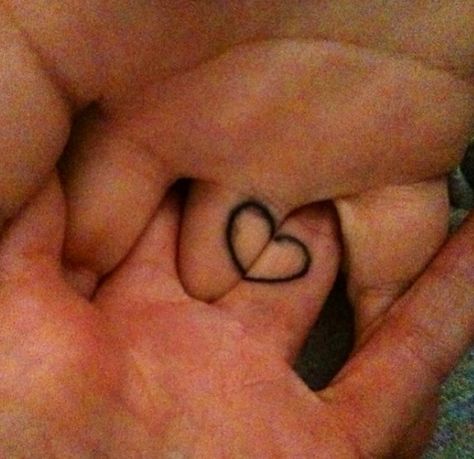 Half heart on each spouse's hand, when you hold hands it makes a complete heart. Warning, this tattoo hurts!!! Tato Realis, Best Couple Tattoos, Petit Tattoo, Ring Finger Tattoos, Couples Tattoo Designs, Tattoo Trend, Ring Tattoos, Foto Tips, Bohol