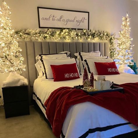 Cozy Christmas Bedroom Aesthetic, Bedroom Decorated For Christmas, Christmas Bedrooms Cozy, Christmas Room Inspiration, Cozy Christmas Bedroom, Seasonal Room, Flocked Tree, Cute Christmas Ideas, Holiday Bedroom