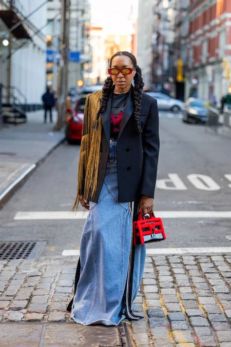 Maxi Denim Skirt Outfit, Long Denim Skirt Outfits, Long Jean Skirt Outfits, Denim Maxi Skirt Outfit, Long Denim Skirt Outfit, Street Style Skirt, Denim Skirt Outfit, Jean Skirt Outfits, Long Jean Skirt