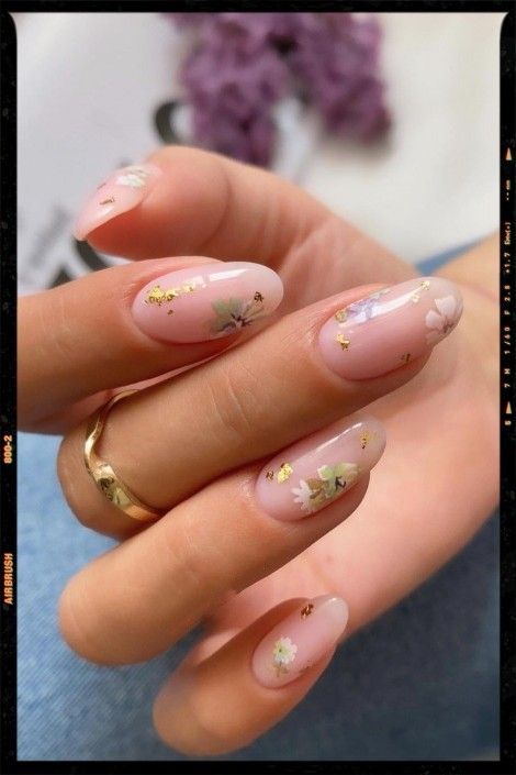 Dried Flower Nail Art Designs, Wedding Nails Dried Flowers, Floral And Gold Nails, Nail Art With Gold Flakes, Flake Nail Design, Rose Gold Foil Nails, Nail Art Designs Floral, Almond Nails Floral, Derby Nails