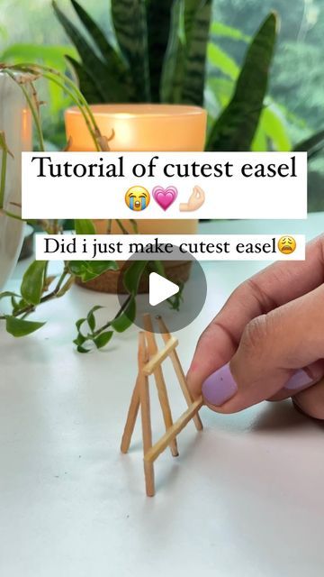 Miniature Easel Diy, Diy Mini Easel, Usable Crafts, Easy Diy Miniatures, Easel Diy, Diy Easel, Matchbox Crafts, Card Easy, Dollhouse Tutorials