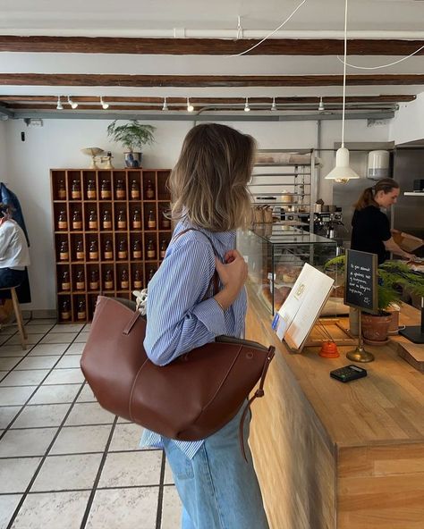 coffee date aesthetic cozy fall afternoon outfit idea inspiration with a poléne bag Leather Tote Bag Aesthetic, Coffee Date Aesthetic, Coffee Dates Aesthetic, Date Aesthetic, Faux Leather Tote Bag, Trendy Handbags, Bags Aesthetic, Coffee Date, Work Bag