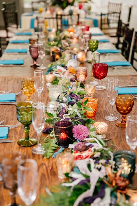 Eclectic Floral Wedding, Wedding Colorful Glassware, Jewel Tone Glassware Wedding, Boho Color Wedding, Fairy Backyard Wedding, Arty Weddings, Colourful Bride, Table Settings With Placemats, Wedding Table Decorations Colourful