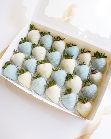 Two dozen blue and white chocolate-covered strawberries for a beautiful baby shower! 💙🤍 Velvet Vines YVR offers unbeatable prices for custom chocolate-covered strawberries in Vancouver ✨DM to order. . . . #vancouver #vancouvereats #vancouvertreats #yvreats #vancouverfoodie #vancityfoodie #chocolatecoveredstrawberries #yvrstrawberries #yvrsweets #giftideas #vancouvergifts #dippedstrawberries #dippedfruit #chocoberries Blue Covered Strawberries, Blue Bridal Shower Desserts, Blue And White Birthday, Baby Shower Desert Ideas For Boy, Blue And White Cupcakes, Blue Chocolate Covered Strawberries, Baby Shower Strawberries, Blue And Pink Chocolate Strawberries, Navy Chocolate Covered Strawberries