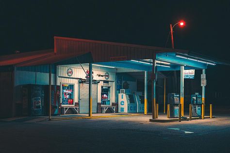 Deserted Gas Station, Gas Station In The Middle Of Nowhere, Gas Station Exterior, Gas Stations Aesthetic, Run Down Gas Station, Old Gas Station Aesthetic, Abandoned Gas Station Aesthetic, Gas Station Night Aesthetic, Gasoline Station Aesthetic