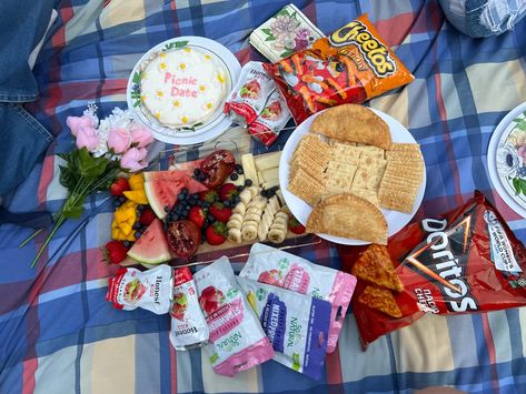 Had a picnic at Central Park, just the type of aesthetic I like. :) Bday Picnic, Cheetos Crunchy, Summer Moodboard, Picnic Aesthetic, Half Birthday, Picnic Date, Of Aesthetic, A Picnic, Central Park