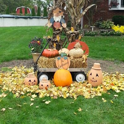 Front Yard Fall Decor Ideas, Front Yard Fall Decor, Yard Fall Decor, Front Yard Halloween Decorations, Outside Fall Decorations, Fall Lawn, Fall Yard Decor, Outdoor Fall Decor Ideas, Fall Yard