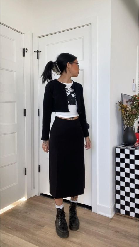 Black Midi Skirt Outfit, Long Black Skirt Outfit, Black Pencil Skirt Outfit, Black Maxi Skirt Outfit, Outfit Recommendations, Pencil Skirt Outfit, Skirt Outfits Aesthetic, Midi Outfits, Black Skirt Outfits