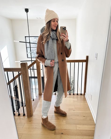 White Sweater And Jeans Outfit, White Winter Boots Outfit, Outfit With Joggers, Ugg Boot Outfit, Scarf Outfit Winter, Sweater And Jeans Outfit, Camel Coat Outfit, Comfortable Winter Outfits, New Hijab