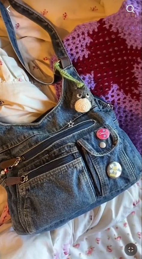 Things To Make With Jeans, Jean Purse Diy Free Pattern, Y2k School Bag, Jean Bags Pattern Ideas, Clothes Mending, Jeans Bag Diy, Y2k Tote Bag, Diy Bags Jeans, School Bag Essentials