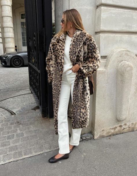 Leopard Print Coat Outfit, Leopard Coat Outfit, Cheetah Print Outfits, Fur Coat Outfit, Leopard Print Outfits, Black Faux Fur Coat, Skandinavian Fashion, Leopard Print Coat, Trendy Outfits Winter