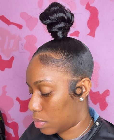 Buns Black Women, Bun With Edges, Frontal Ponytail, Hairstyles Weave, Knot Hairstyles, Top Knot Bun, Pageant Hair, Sleek Ponytail Hairstyles, Knot Bun