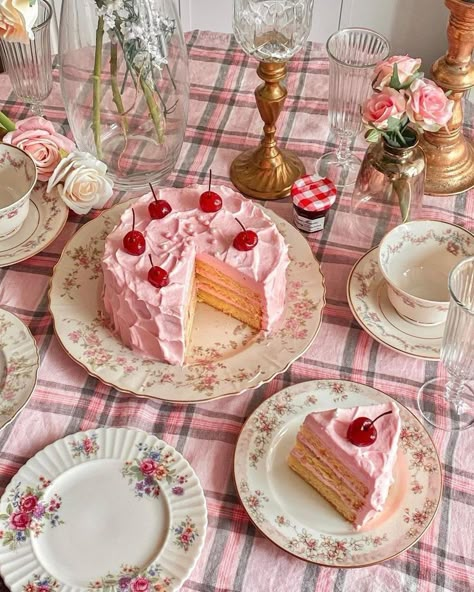 Picnic Cake, 80 S, Vintage Cake Stands, Tea Party Food, Cherry Cake, Pretty Dessert, Pink Foods, Pretty Birthday Cakes, Tea Party Birthday