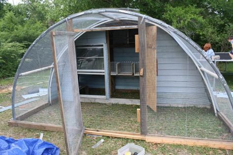 Trampoline Chicken Coop, A Frame Chicken Coop, Old Trampoline, Chicken Pen, Backyard Trampoline, Chicken Tractor, Dog Pool, Building A Chicken Coop, Greenhouse Plans