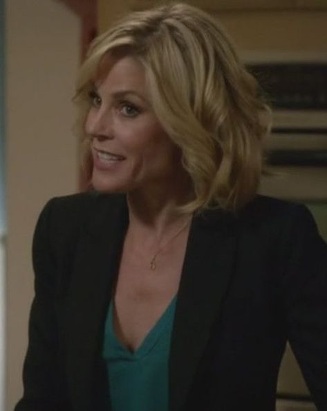 Modern Family Claire, Julie Bowen Hair, Claire Dunphy, Julie Bowen, Cute Celebrities, Woman Crush, Modern Family, Beauty Make Up, Medium Length Hair Styles