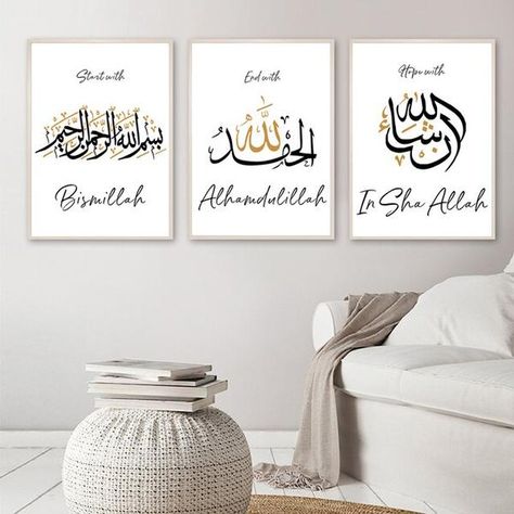 Voici un tableau d'islam blanc en 3 parties absolument fantastique. Origine : Proche-Orient Caractéristique : Toile, Triptyque Type : Peinture Certification : Artisanal Voici un beau triptyque alliant modernité et art ancestral afin de vous offrir ces belles calligraphies arabes sur fond blanc. Ces toiles orneront avec élégance votre intérieur. Venues tout droit du Proche-Orient, elles furent peintes par un artiste libanais. Grâce à leur design et leurs significations, ces tableaux apporteront u Peace Wall Art, Allah Calligraphy, Canvas Letters, Art Calligraphy, Arabic Calligraphy Art, Black And White Wall Art, Islamic Wall Art, Wall Art Canvas Painting, White Wall