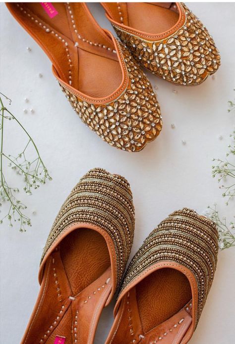 Indian Bridal Sandals, Juti For Women, Khussa Designs, Indian Jutti, Pakistani Shoes, Heels For Prom, Bridal Sandals Heels, Indian Wedding Shoes, Wedding Shoes Pumps