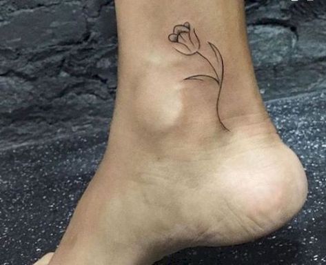 62 Beautiful Ankle Tattoos You May Love to Try!  #tattooideas #beautifultattoo #ankletattoo #tattoos Tulip Tattoos, Tulip Tattoo, Kunst Tattoos, Anklet Tattoos, Tatuaje A Color, Tattoos Art, Tattoo Trends, Feminine Tattoos, Ankle Tattoo