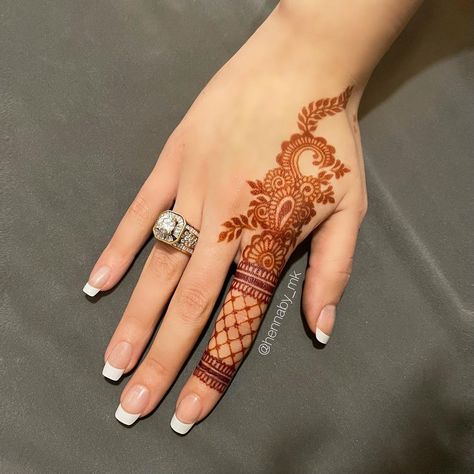 160+ Simple Mehndi Designs Perfect For Minimalist Brides! - ShaadiWish Minimalist Mehendi, Finger Mehendi Designs, Tattoos Nature, Tattoo Mehndi, Tattoos Matching, Back Hand Mehndi, Designs Mehndi, Tato Henna, Easy Henna