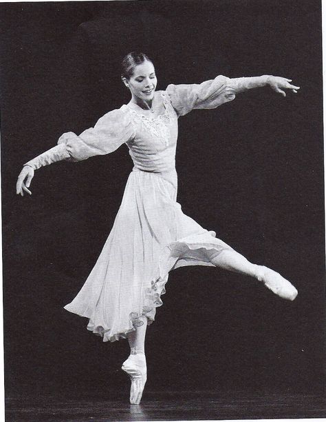 Darcey Bussell - One of the most beautiful ballet dancers to watch! Darcy Bussell, Darcy Bussell Ballet, Gelsey Kirkland Ballet, Darcey Bussell, English National Ballet, Black And White Swan Ballet, Ballet Wear, Edward Gorey Ballet, Ballet Images