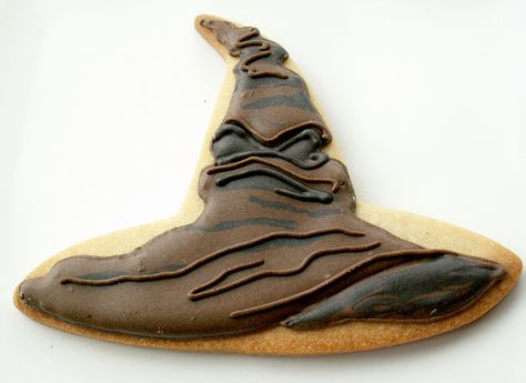 Harry Potter Cookies | Honeycat Cookies Harry Potter Cookies, Harry Potter Treats, Witch Hat Cookies, Hat Cookies, Harry Potter Food, Festa Harry Potter, Harry Potter Birthday Party, Harry Potter Cake, Sorting Hat