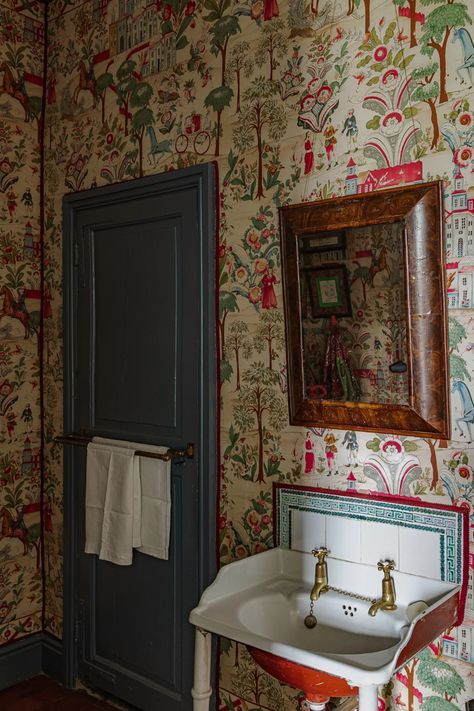 Old Country Decor, Small Bathroom Renos, Heritage Colours, Bathroom Country, Edward Bulmer, Old Country Houses, Natural Paint, Cottage Wallpaper, Cottagecore Home