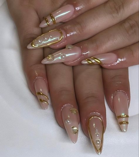 Gold Nail Accent, Pearl Gold Nails, Gold And Pearl Nails, Goddess Nails Designs, Siren Nails, Bejeweled Nails, Textured Nails, Goddess Nails, Kutek Disney