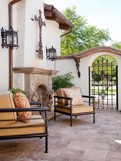 California style! Mediterranean Mansion, Patterned Pillows, Spanish Decor, Wrought Iron Gate, Mediterranean Style Homes, Mediterranean Home Decor, Tropical Home Decor, Mediterranean Design, Casas Coloniales