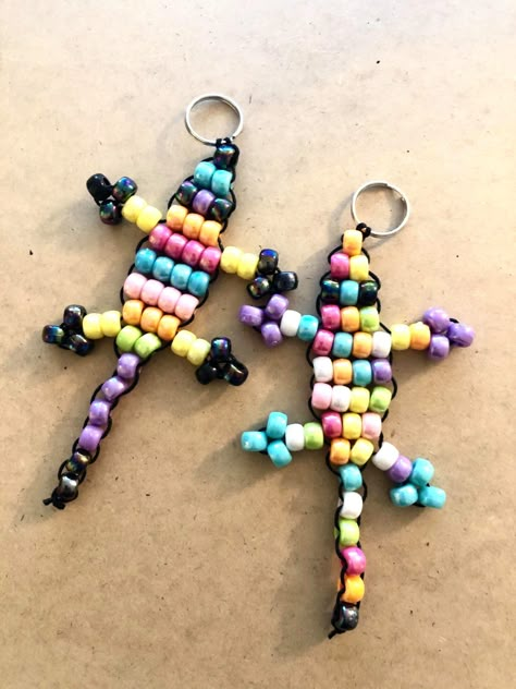 How To Make a Cute Lizard Bead Keyring - Creative Active Lives Bead Animals Patterns Easy Free, Beaded Lizard Keychain, Smoothie Bike, Bead Pets, Bead Keyring, Bead Lizard, Cute Lizard, Making Paper Mache, Pony Bead Crafts