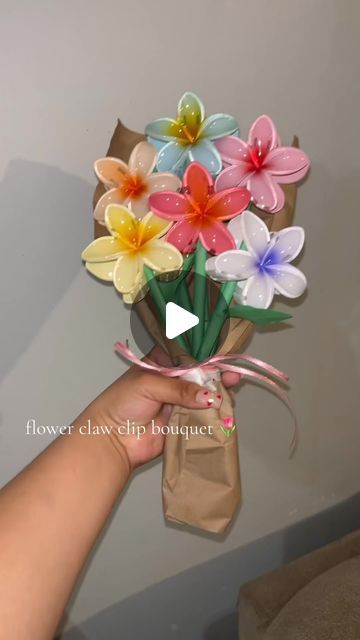 jenni <3 on Instagram: "flower claw clip bouquet 💐 #diy #craft #giftideas" Flower Clip Bouquet, Clip Bouquet, Flower Claw Clip, Bouquet Tutorial, Flower Clip, Claw Clip, 21st Birthday, Flowers Bouquet, Birthday