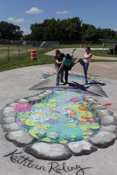 Iowa 3D Chalk Artist Kathleen Roling Optical Illusion Chalk Art, Chalk Optical Illusions, 3d Chalk Art Illusions, Chalk Mural Ideas, Driveway Chalk, Sidewalk Chalk Art Ideas, 3d Sidewalk Art, Chalk Photography, Chalk Festival