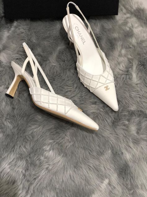 Chanel Shoes Heels White, Chanel White Heels, Classy White Heels, Chanel Wedding Shoes, Channel Shoes, Fancy High Heels, Girls Footwear, Chanel Heels, Luxury Heels