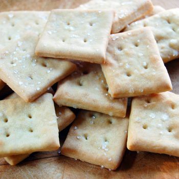 Homemade Soda Crackers Homemade Soda Crackers, Bread Crisps, Danish Kringle, Soda Crackers, Cracker Recipe, Bread Bread Machine, Cracker Candy, Doughnut Recipes, Beautiful Bread