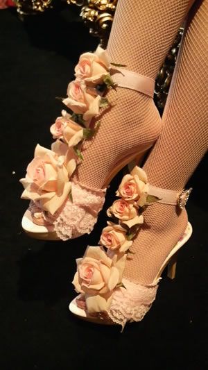 Karen Millen Dress, Dr Shoes, Rose Shoes, Flower Shoes, Japanese Street Fashion, Diy Couture, Shoe Clips, Pretty Shoes, Dream Shoes