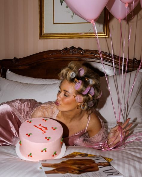 Vintage Bday Photoshoot, 40 Birthday Shoot Ideas, Birthday Hotel Shoot, 22nd Birthday Outfit Ideas For Women, Vintage Photoshoot Birthday, Pajama Photoshoot Photo Ideas Birthday, Birthday Inspiration Photos, Birthday In Bed Photoshoot Ideas, Birthday Hotel Pictures