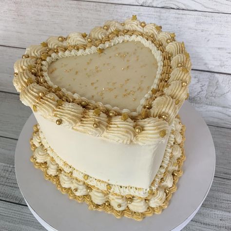 Custom Cakes Golden Birthday Ideas Cake, White And Gold Vintage Cake, Cake Golden Birthday, White And Gold Heart Cake, Gold Cakes Birthday, Gold Bday Cake, Golden Cake Birthday, Gold Cake Aesthetic, Cream And Gold Cake