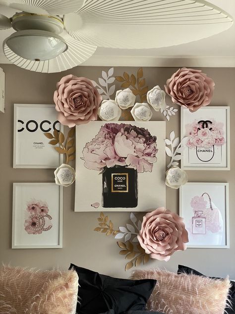 Beauty Room Wall Decor, Chanel Aesthetic Room, Diva Bedroom Ideas, Chanel Bedroom Ideas, Pink Glam Bedroom, Diva Bedroom, Chanel Inspired Room, Chanel Bedroom, Glam Bedroom Ideas