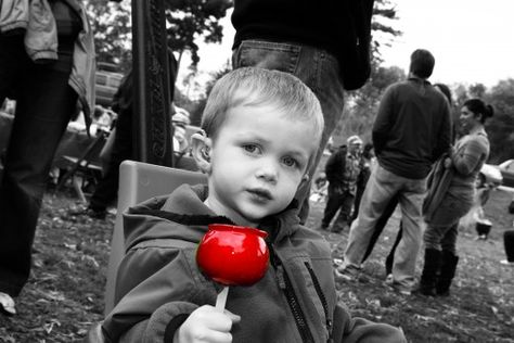 Bride or groom in childhood photos with a splash of color. Gimp Photo Editing, Selective Color Photography, Free Photo Editing Software, Gimp Tutorial, How To Make Photo, Photos Black And White, Color Splash Photography, Splash Photography, Nikon D3200