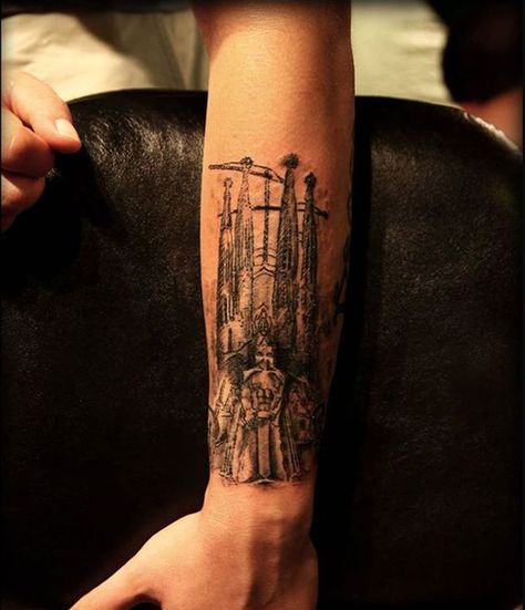 35 of the Best Architecture Tattoos or How To Have Your World on a Sleeve - KickAss Things Sagrada Familia Tattoo, Gaudi Tattoo, Tattooed Person, Gaudi Art, Heavily Tattooed, Unique Tattoos For Men, Remembrance Tattoos, Best Architecture, George Carlin