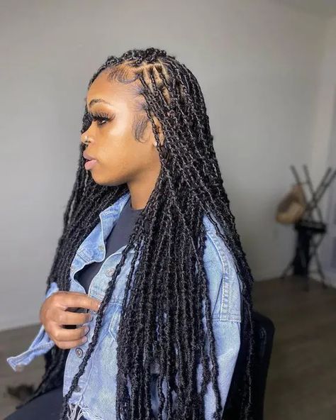 Soft Locs: 45 Gorgeous Inspos to Elevate Your Style Game Medium Faux Locs, Long Locs, Classy Short Dresses, Soft Locs, Braids Hairstyles Pictures, Cute Box Braids Hairstyles, Protective Hairstyles Braids, Bandana Hairstyles, Locs Hairstyles