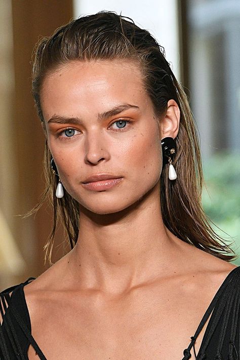 Wearable wet look- HarpersBAZAARUK Slick Back Wet Hair, Wet Hair Looks, Wet Hair Look, Catwalk Hair, Birgit Kos, Wet Look Hair, Medium Length Hairstyle, Summer Makeup Trends, Graduation Fashion