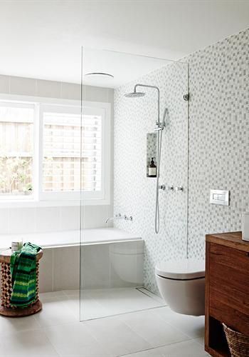 RICHMOND HOUSE, 2014 BY FENTON&FENTON.  Photos by Julia Green & Lisa Cohen. White Bathroom Tiles, 아파트 인테리어, Tub Shower Combo, Bathroom Layout, Bathroom Renos, Laundry In Bathroom, House Bathroom, Wet Rooms, Beautiful Bathrooms