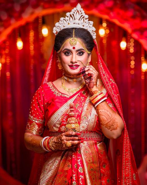 Bengali Wedding Bride Single Pose, Bengali Wedding Photoshoot, Bride Stage, Bengali Bride Look, Bride Reception Look, Bengali Bride Reception Look, Om Video, Bengali Marriage, Pose Bride