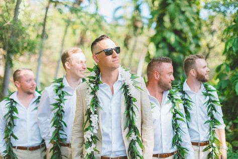 Hawaii Wedding Bridal Party, Groomsmen Attire Tropical, Hawaii Groomsmen Attire, Tropical Wedding Party Attire, Groom Lei, Hawaii Marriage, Boho Elegant Wedding, Hawaiian Wedding Themes, Linen Wedding Suit