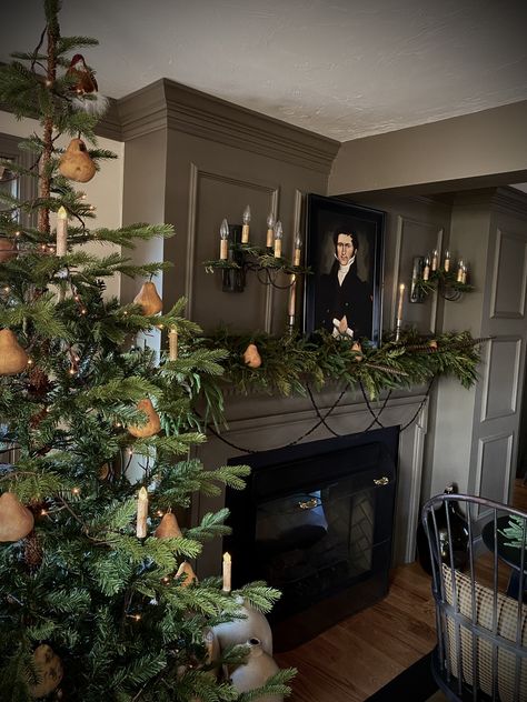 Colonial Christmas Decor, Colonial Fireplace, Early American Christmas, Colonial Living Room, Fireplace Indoor, Old Fashion Christmas Tree, French Country Bedding, Primitive Decorating Ideas, Colonial Interiors