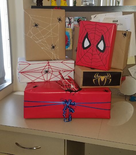 Spiderman Bf Gift, Spider Man Gift Wrapping Ideas, Spiderman Wrapping Ideas, Spiderman Birthday Gift Ideas, Spiderman Presents, Spider Man Gifts For Boyfriend, Spiderman Gifts For Boyfriend, Marvel Gift Box, Spiderman Gift Ideas