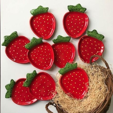 Strawberry Ceramic, Handmade Ceramic Plates, Crockery Design, Diy Air Dry Clay, Clay Diy Projects, Tanah Liat, Small Plate, Pottery Crafts, Clay Food