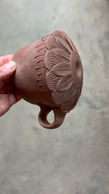 Sarah Pike Pottery on Instagram: "This lil 🍑 got some texture. Oh hiyeee. I feel like you might be saying, where the hell have you been? I am also wondering the same thing. Well, I’ve been hibernating. The kind of hibernating where you garden, bike, and make a lot of stamps. So not really hibernating. I guess it’s the opposite. I need a Latin pro to make me up a word for this. Pffft… what am I saying? There probably is a word for this. Any wordy people know what it is? I was thinking of calling it persephonating after the Greek god of spring, Persephone. It’s when Persephone/spring possesses you. It’s like spring fever but without all the hormones and muscle shirts. It’s when you step out of the studio for a sec and wake from a trance two hours later, covered in dirt with a pile of weeds Persephone Spring, 3d Tiskárna, The Potter's Hand, Pottery Handbuilding, Slab Pottery, Clay Mugs, Hand Built Pottery, Pottery Techniques, Pottery Crafts