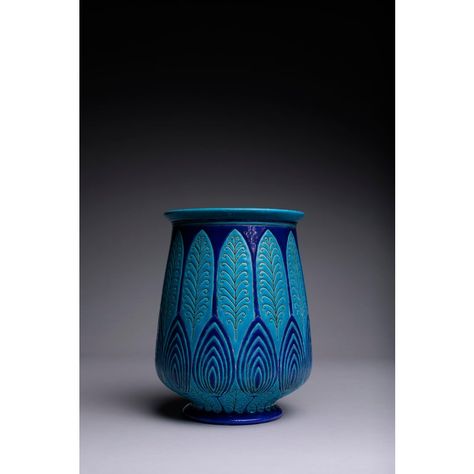 A brilliant turquoise Art Deco pottery jardinière made by the French faiencerie Longwy circa 1920.  The jardiniere was part of a special line for the Atelier Primavera, the in-house design studio in the Paris department store Au Printemps.⁠ The atelier, created in 1912, aimed to provide affordable modern French design to middle-class consumers. It was the first time a Parisian magasin developed its own line of products. Primavera contracted production to craftsmen, designers, and manufactories, Ceramic Vase Shapes, Art Deco Pottery Design, Art Deco Ceramics, Ceramic Vase Ideas, Art Nouveau Pottery, Art Deco Ceramic Mug, Art Deco Vases Pottery, Art Deco Glass Vase, Art Nouveau Vase